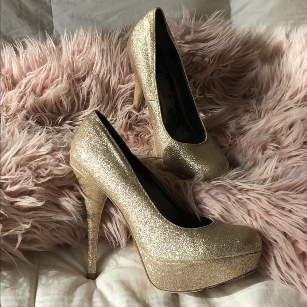 Brash sparkling pumps